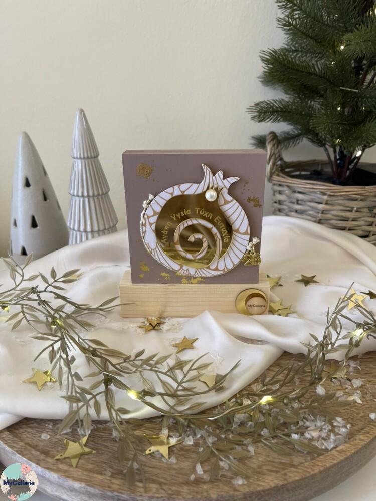 Brown Xmas-Ξύλινο διακοσμητικό γούρι ρόδι με ευχές